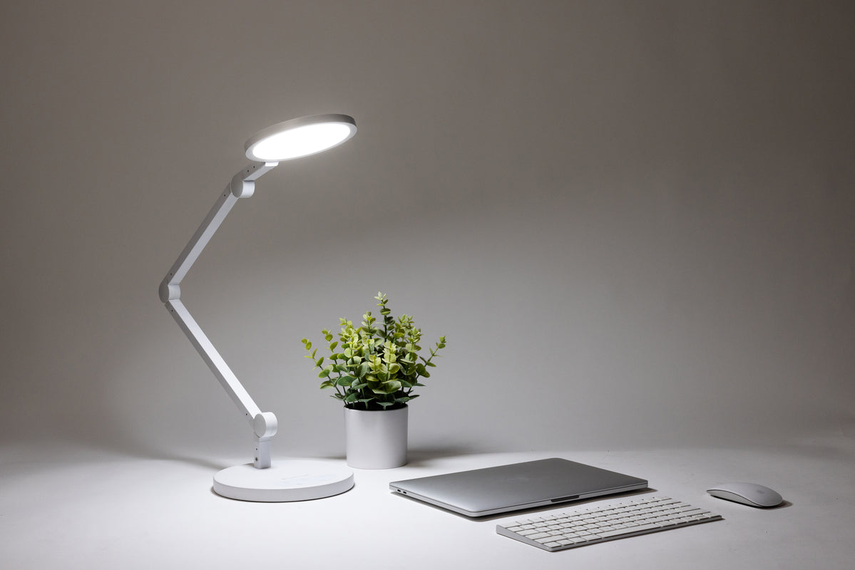 Regulowane lampy biurkowe LED oświetlające klawiaturę i dokumenty równo