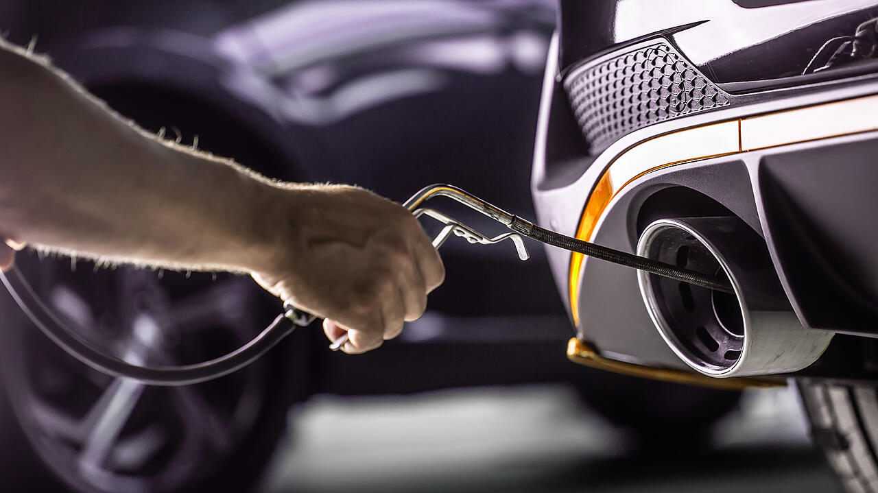 Pomiar emisji w testach Euro 7 Laborant mierzy spaliny z rury wydechowej testowego samochodu Euro 7