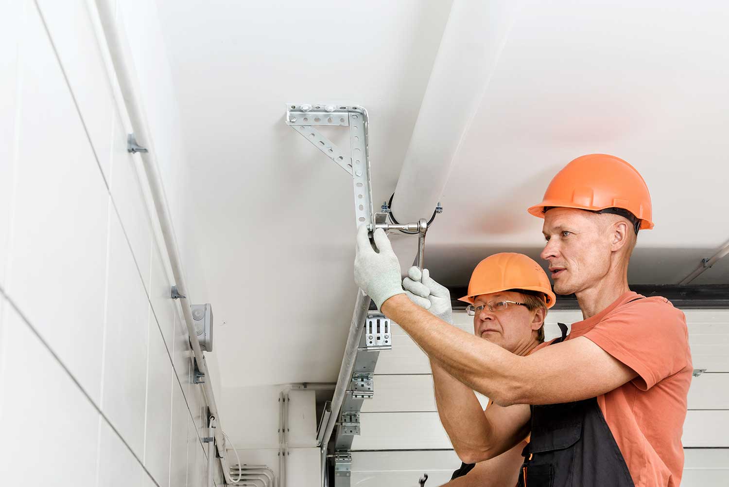 Czujnik krawędzi zabezpieczający na dolnym segmencie bramy garażowej