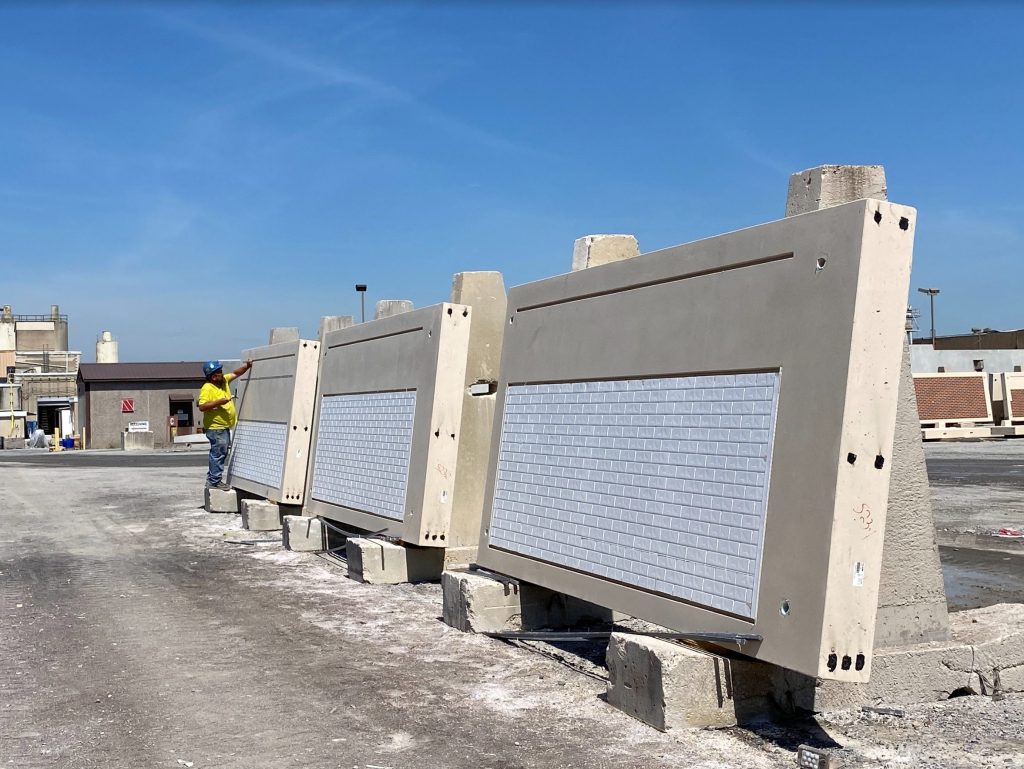 Panele prefabrykowane z betonu normowego Prefabrykowany panel z betonu architektonicznego o geometrycznym wzorze montowany na elewacji