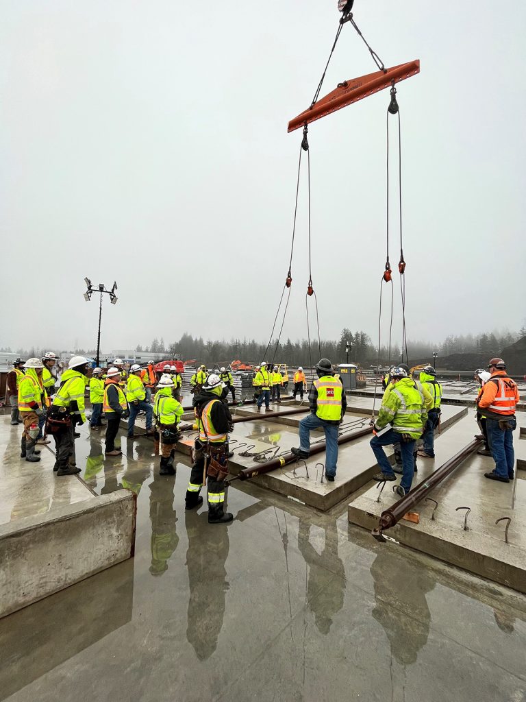 pracownik w uprzęży bezpieczeństwa wspinający się po drabince na rusztowaniu