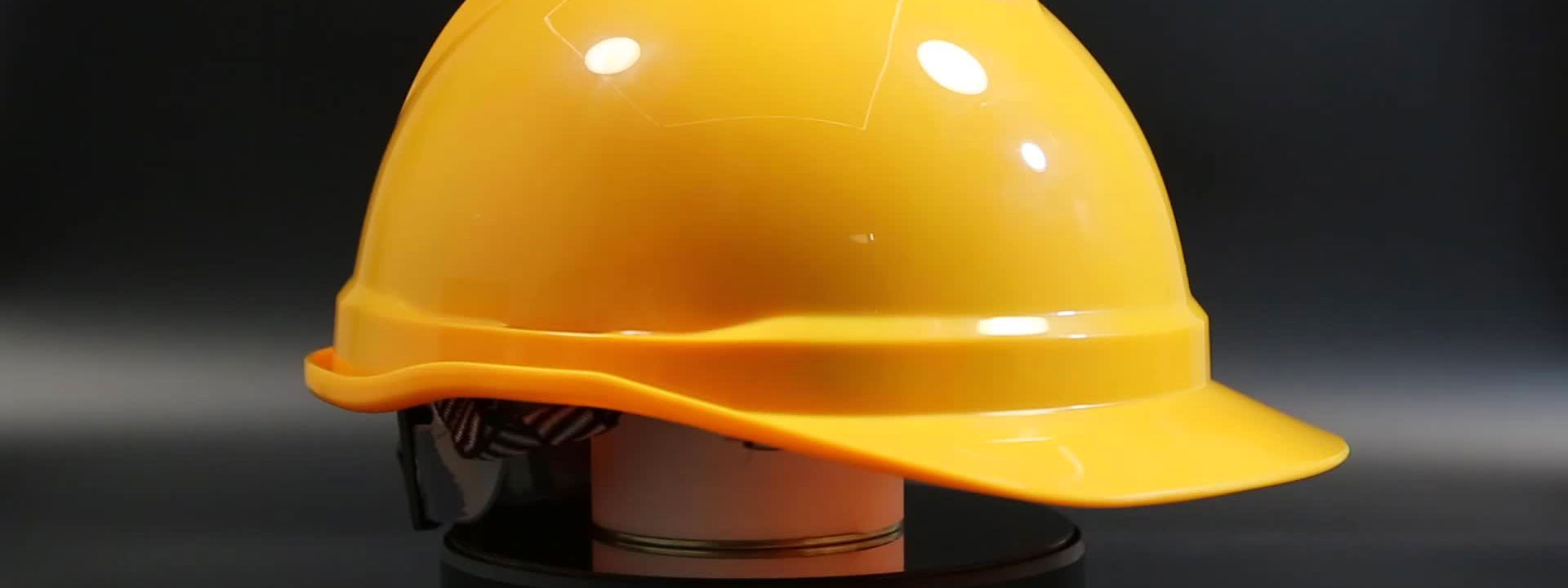wnętrze kask ochronnego z regulowanym zawieszeniem i paskami mocującymi