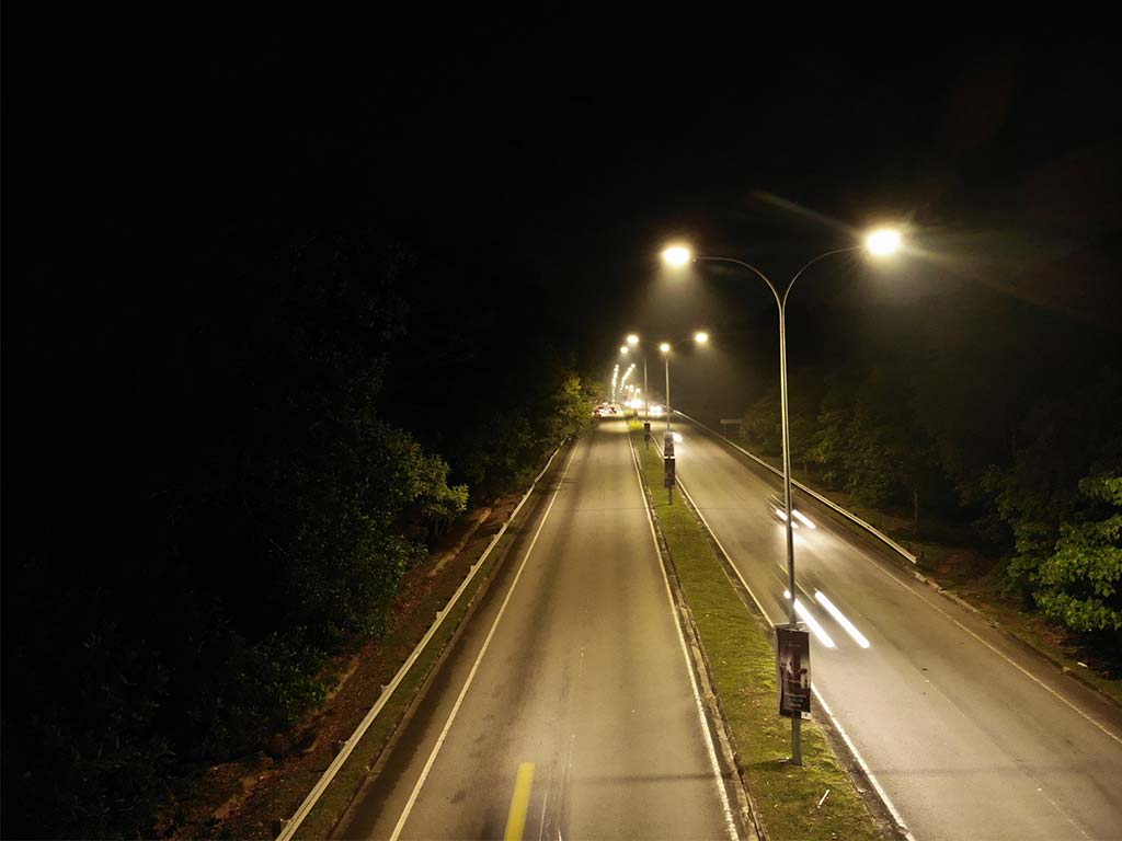 ciemna ulica przed instalacją obok jasno oświetlonej po modernizacji
