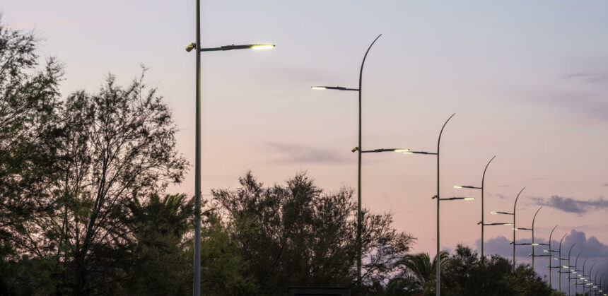 nocna ulica z latarniami LED równomiernie oświetlającymi jezdnię i chodniki
