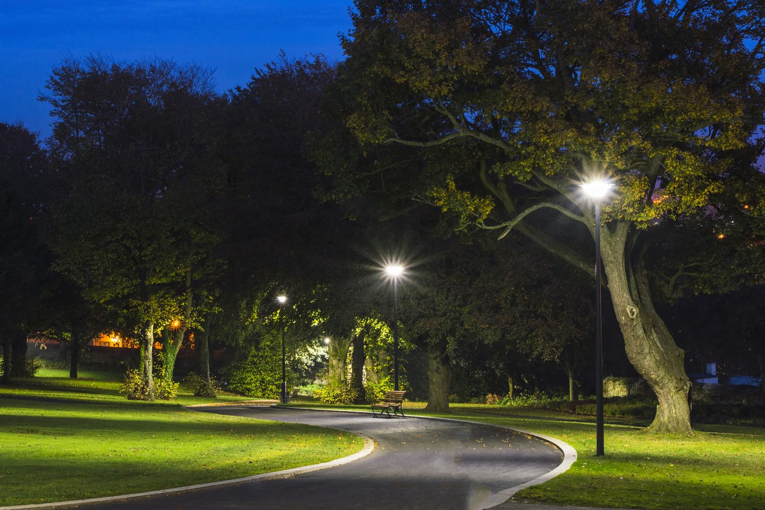 urządzenie pomiarowe na jezdni mierzące luminancję nocą przy latarni