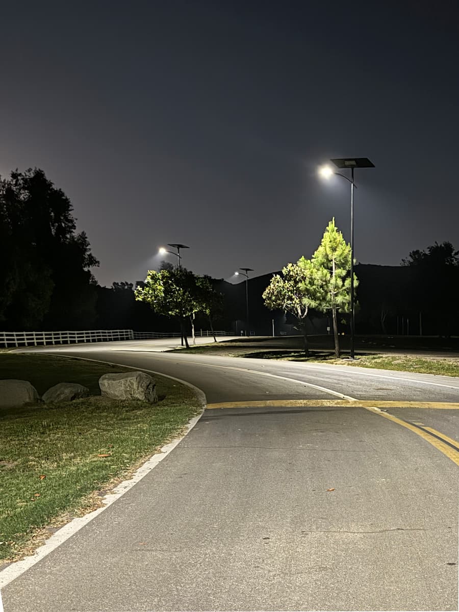ruchliwa ulica z wysoką luminancją i niskim oślepieniem kierowców