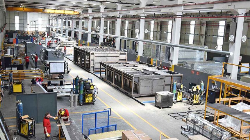 niebieski dokument z gwiazdami Unii Europejskiej na biurku inżyniera