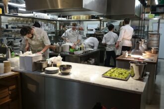 profesjonalna kuchnia restauracyjna ze stalowymi blatami i sprzętem gastronomicznym