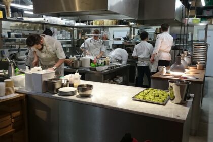 profesjonalna kuchnia restauracyjna ze stalowymi blatami i sprzętem gastronomicznym