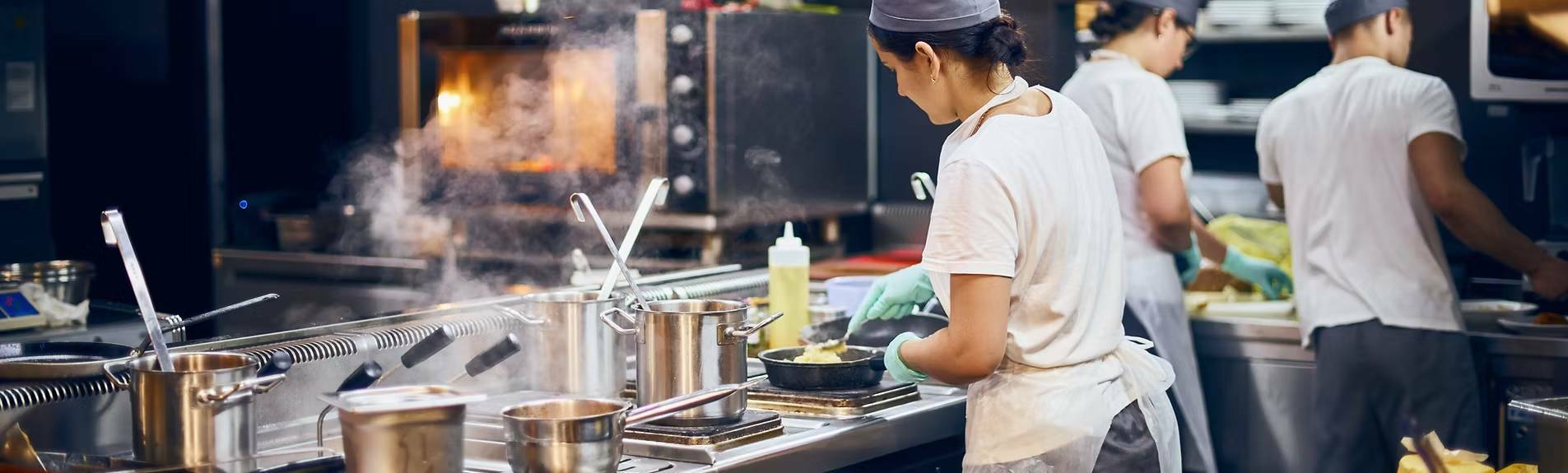 pomiar temperatury dania pracownik gastronomii mierzący temperaturę potrawy termometrem cyfrowym