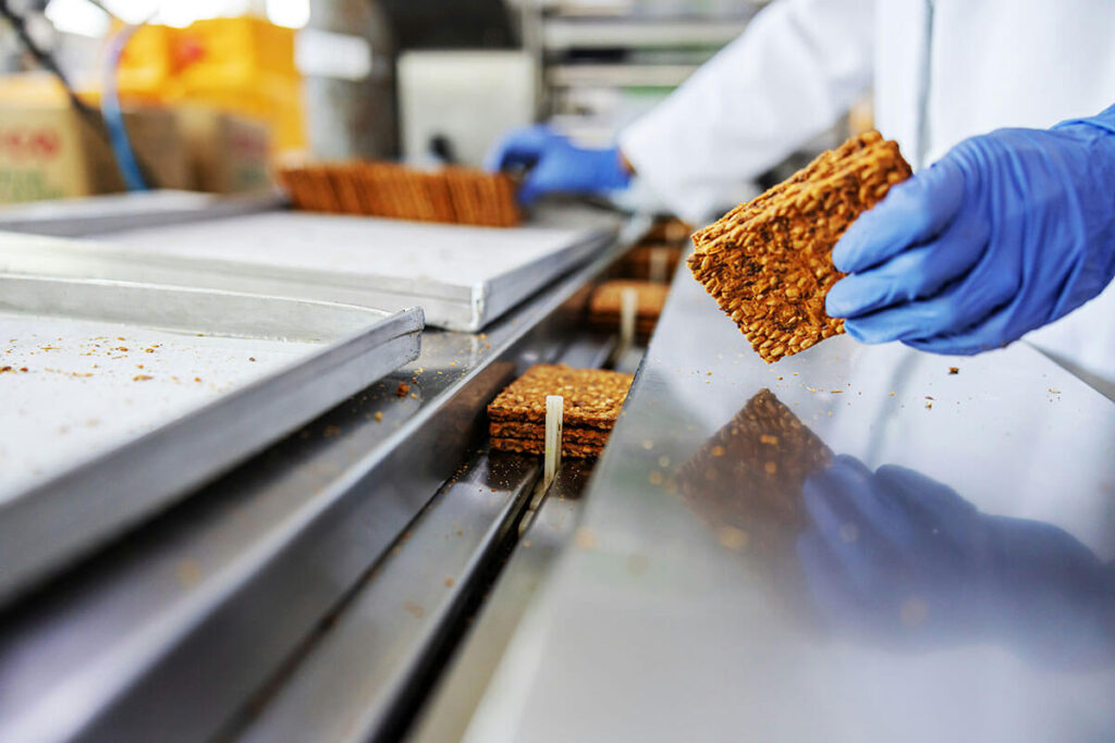 dokumentacja systemu HACCP pracownik sprawdzający dokumentację HACCP na tablecie