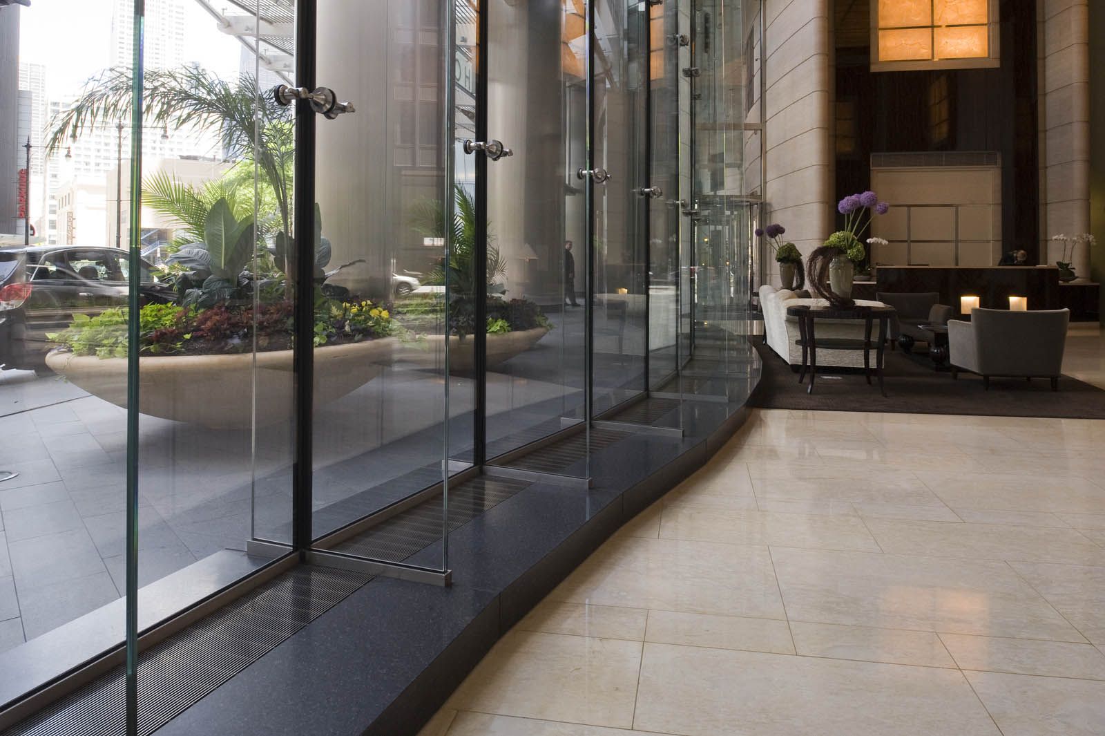 Dokument określa wymogi dotyczące jakości powietrza w pomieszczeniach biurowych zgodnie z polskimi standardami