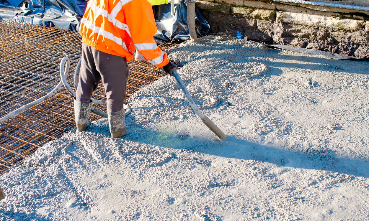 Gruba płyta betonowa klasy C35/45 na moście drogowym z widocznym zbrojeniem