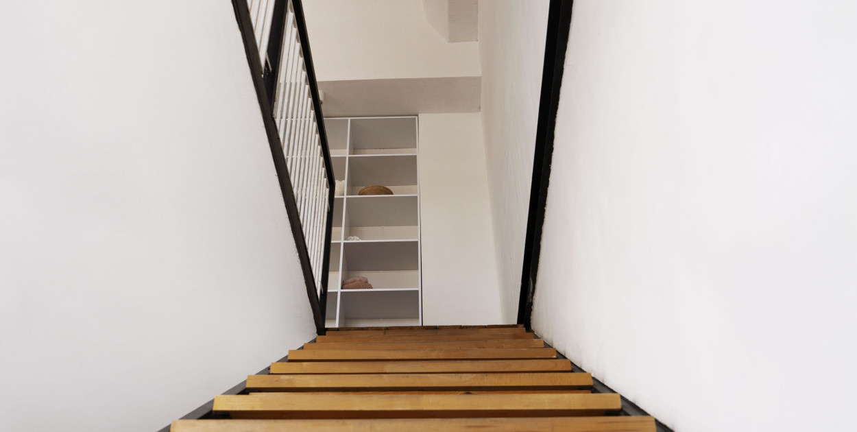 Porównanie schodów zgodnych i niezgodnych z normami budowlanymi