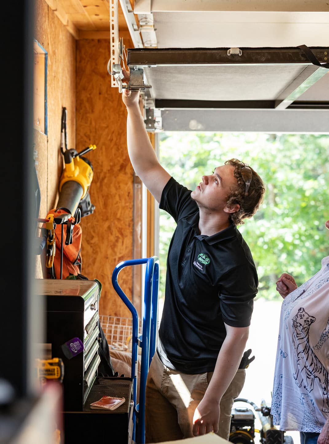 Nowoczesna segmentowa brama garażowa otwiera się automatycznie w przestronnym garażu przemysłowym