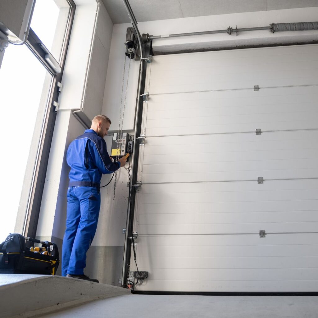 Schemat klasyfikacji bram garażowych według normy PN-EN 13241 z oznaczeniami grup prędkości i cyklu