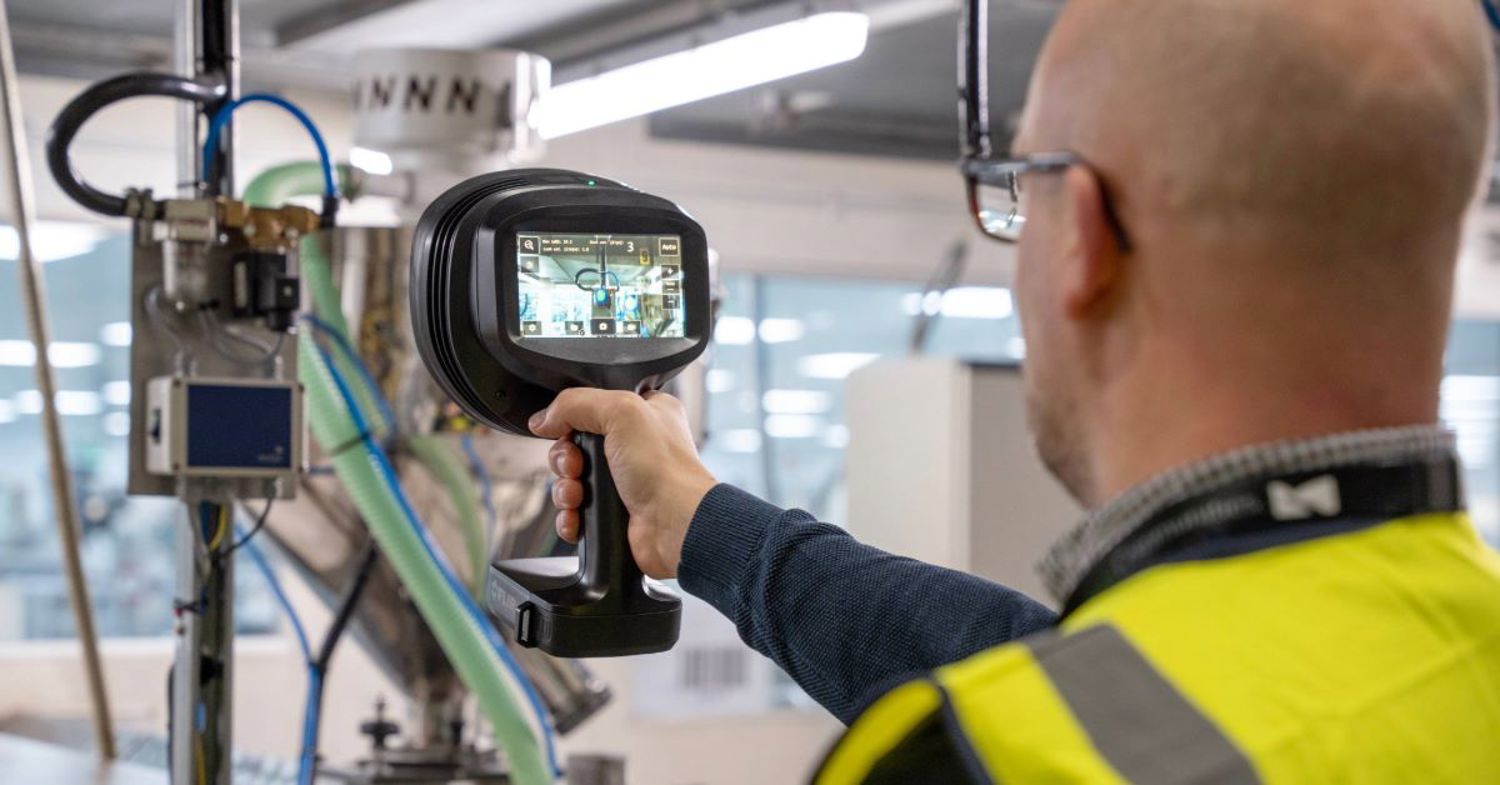 Tabela z normami decybelowymi dla różnych typów maszyn przemysłowych