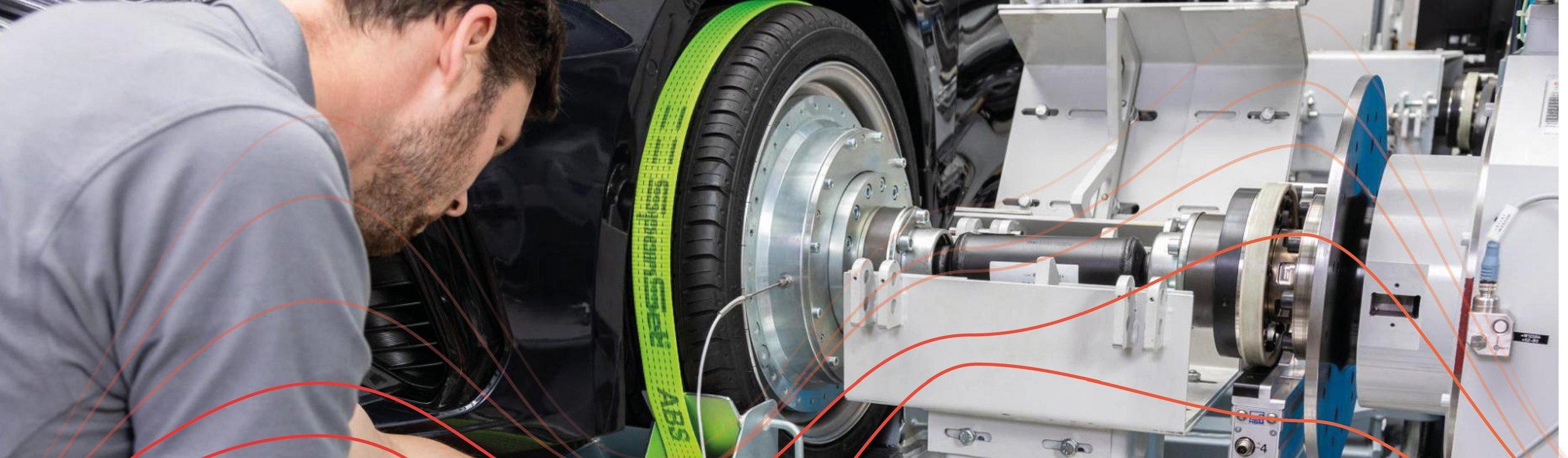 Samochód z rurą wydechową emitującą minimalne spaliny i naklejkami Euro 6 oraz 7