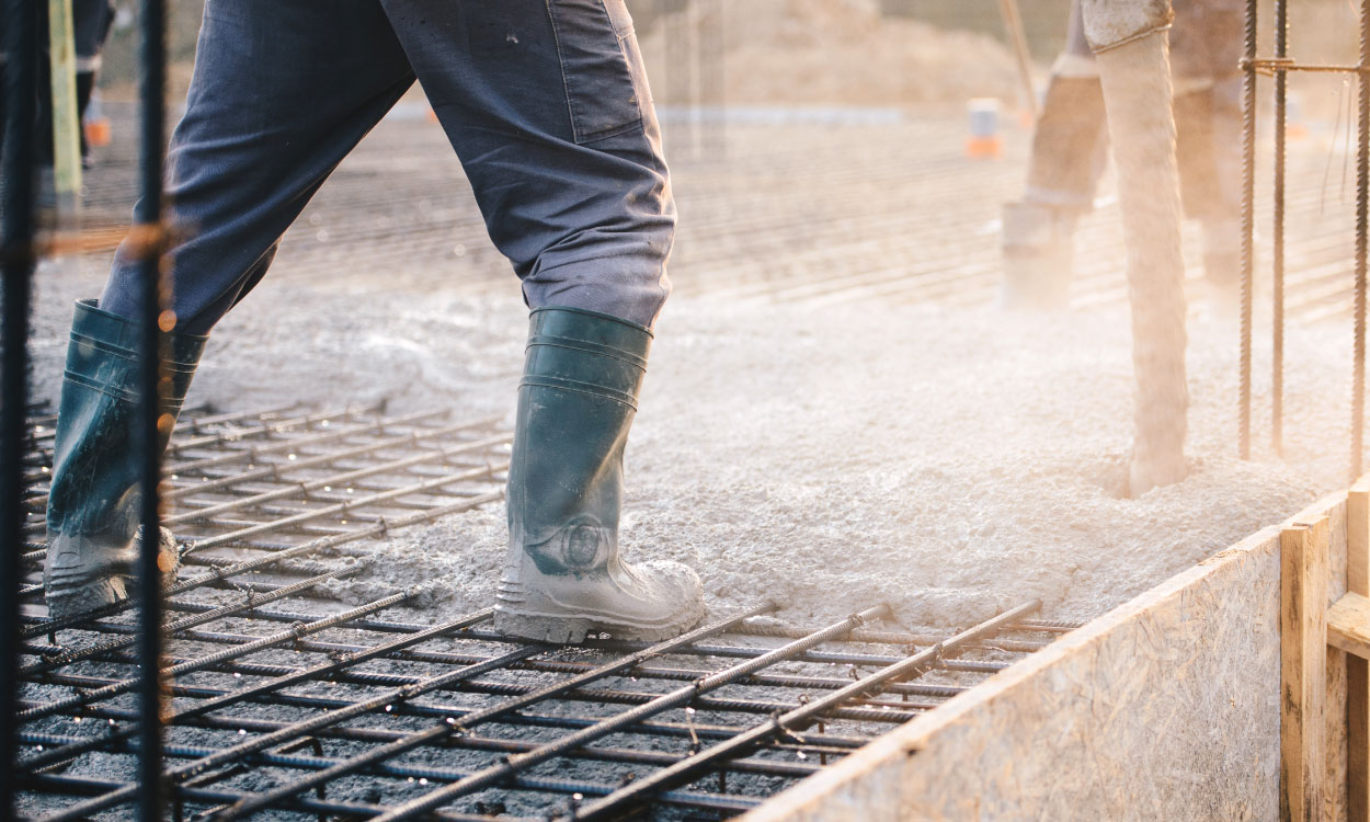 Konsystencja betonu S3 w kubełku z widocznym opadaniem mieszanki