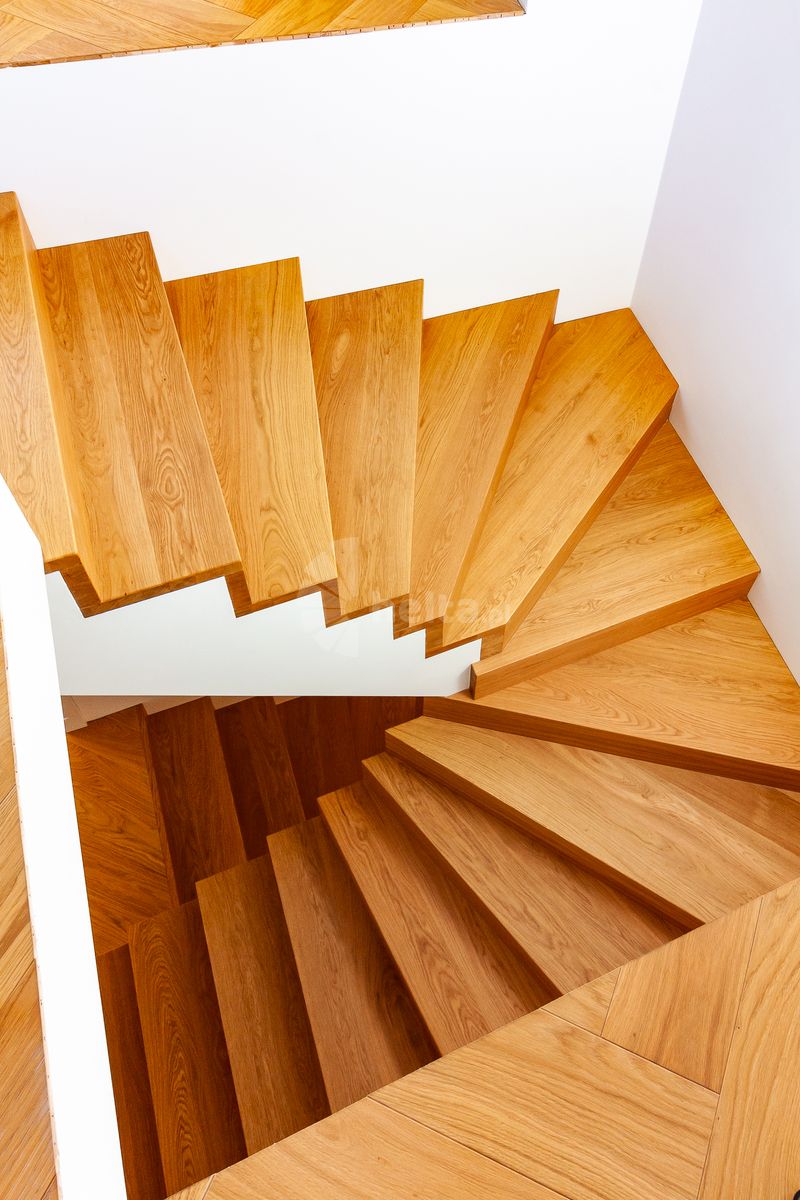 Rysunek schodów krętych z promieniem wewnętrznym minimum 15 centymetrów