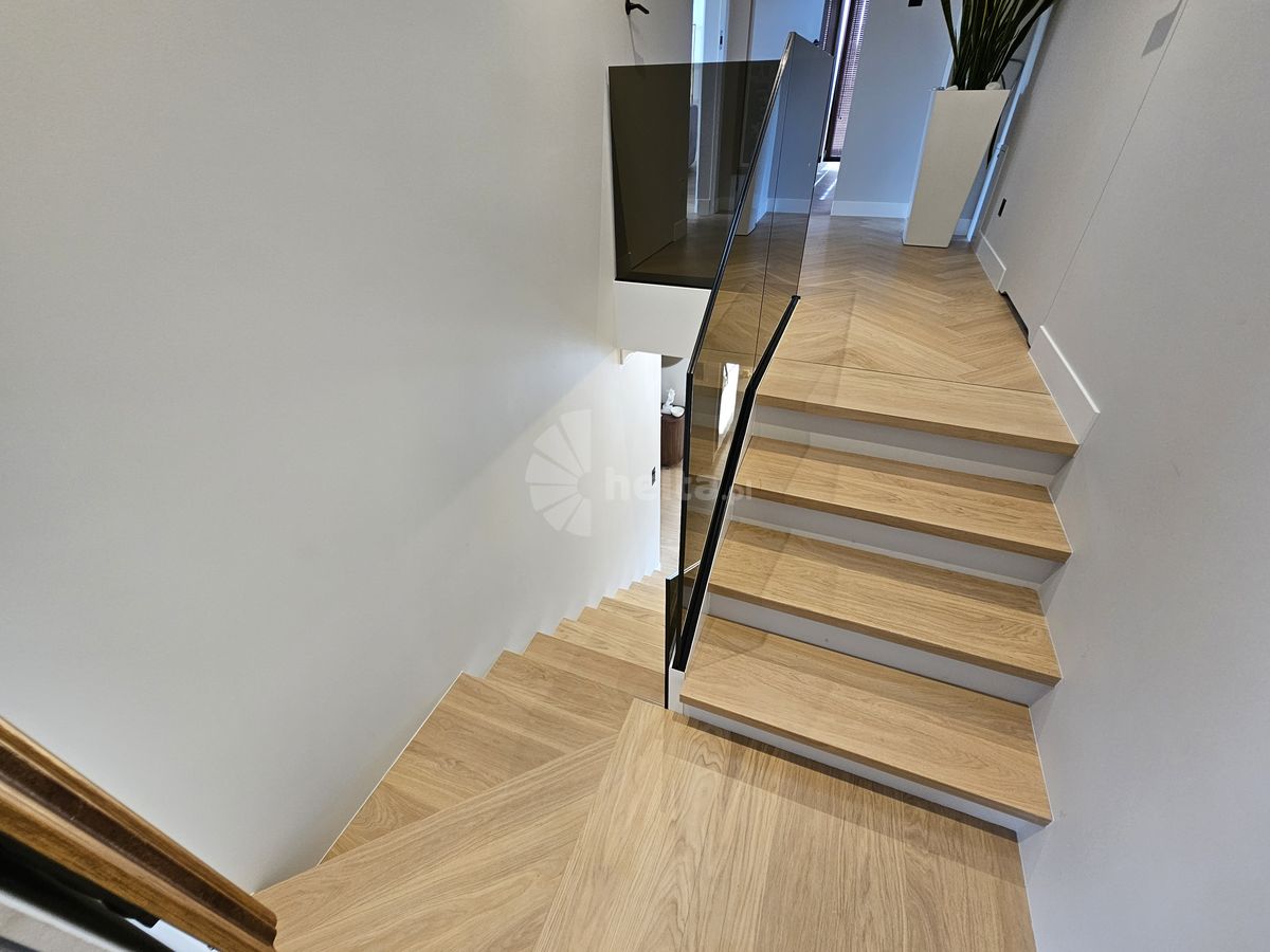 Schemat schodów zewnętrznych z zabezpieczeniami antypoślizgowymi i wymiarami