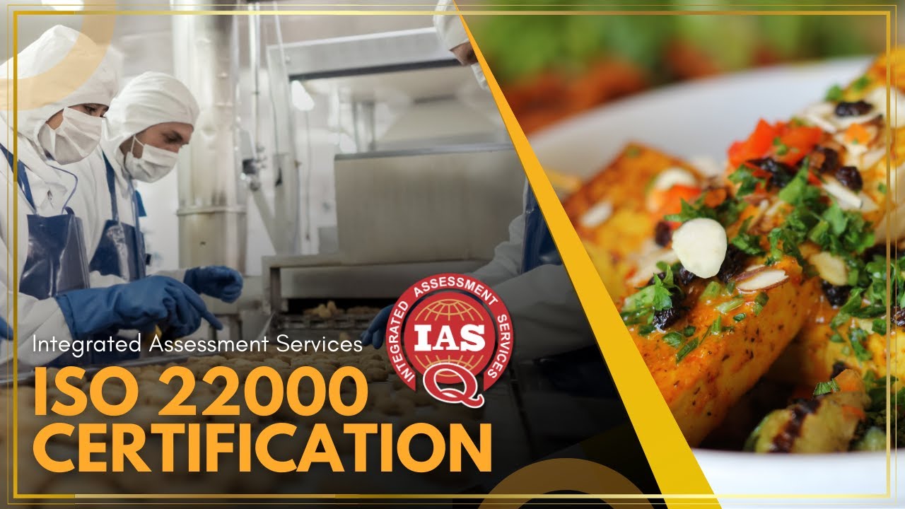 szkolenie personelu przy tablicy z symbolami bezpieczeństwa żywności w sali konferencyjnej