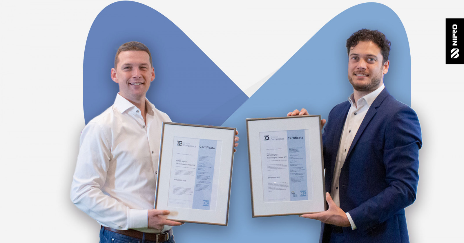 uścisk dłoni z zadowolonym klientem szczęśliwy klient ściskający dłoń pracownikowi po udanej obsłudze