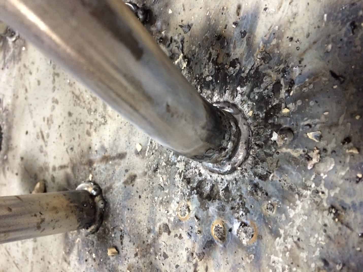 technik w okularach bada spoinę ultradźwiękowym urządzeniem na blachach