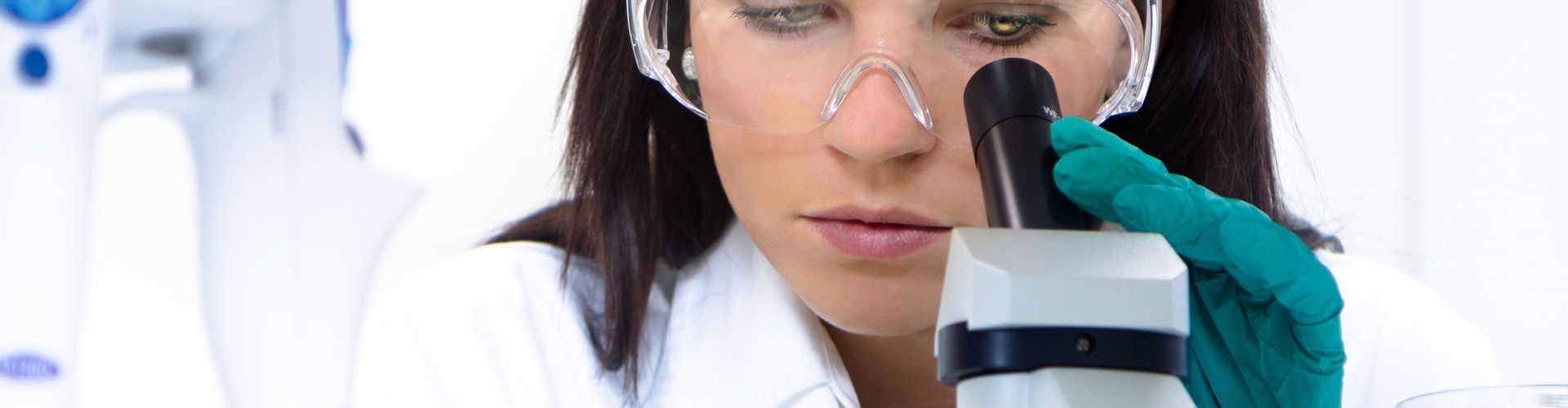 hodowla bakterii pod normą ISO 15189 mikrobiolog obserwujący kulturę bakteryjną w inkubatorze przez szybę