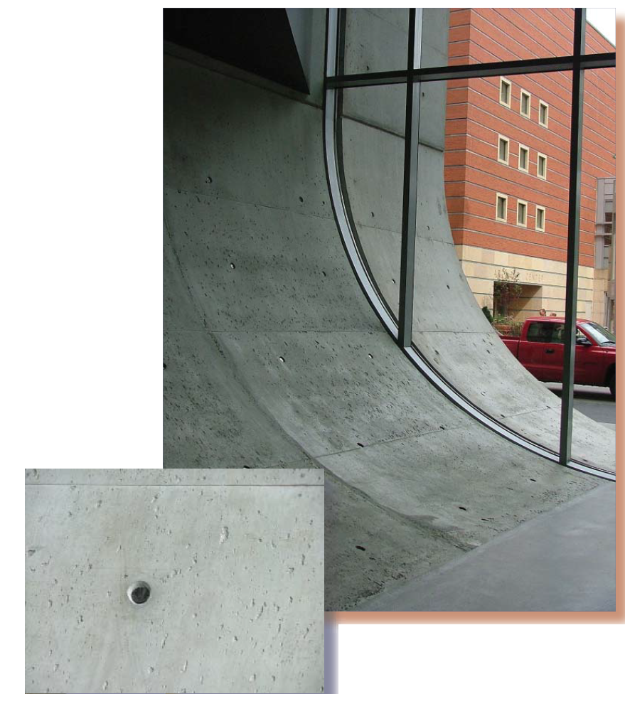 Polerowany beton architektoniczny w budownictwie Gładka polerowana powierzchnia betonu architektonicznego na ścianie zewnętrznej budynku mieszkalnego