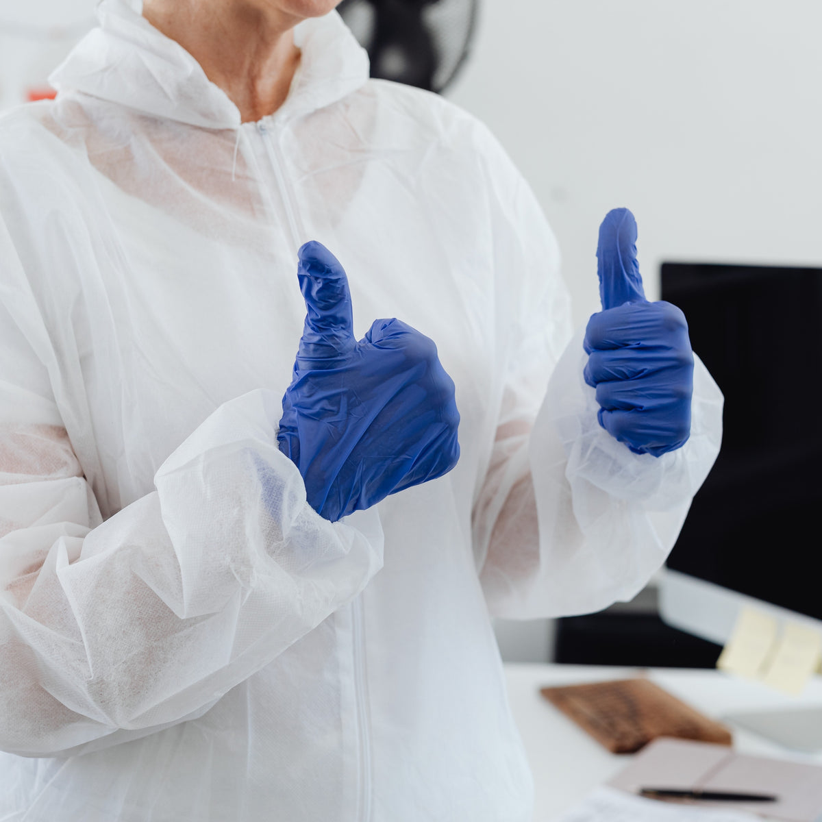 analiza krwi w laboratorium ISO 15189 technik w białym fartuchu nalewający próbkę krwi do analizatora hematologicznego