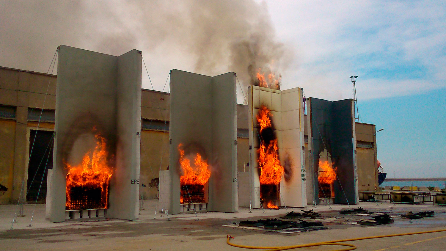 palność paneli elewacyjnych zewnętrznych panele elewacyjne palące się z kaskadami iskier w otwartej komorze testowej