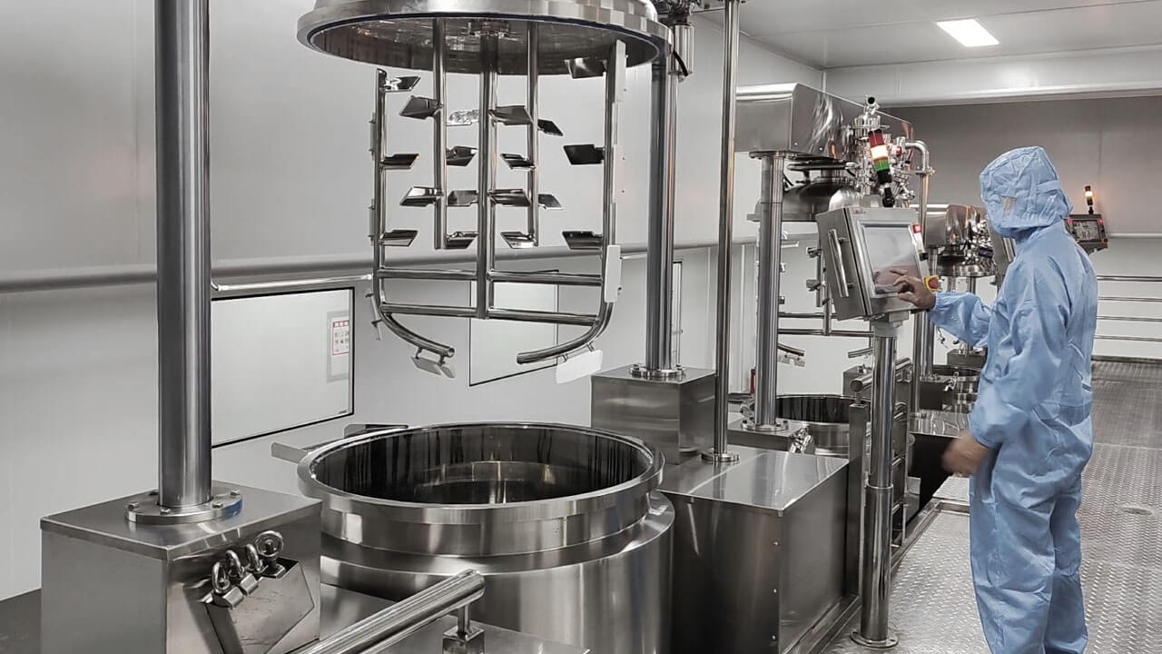 kontrola surowców w GMP kosmetyki technik w masce ochronnej sprawdza surowce kosmetyczne na wadze laboratoryjnej