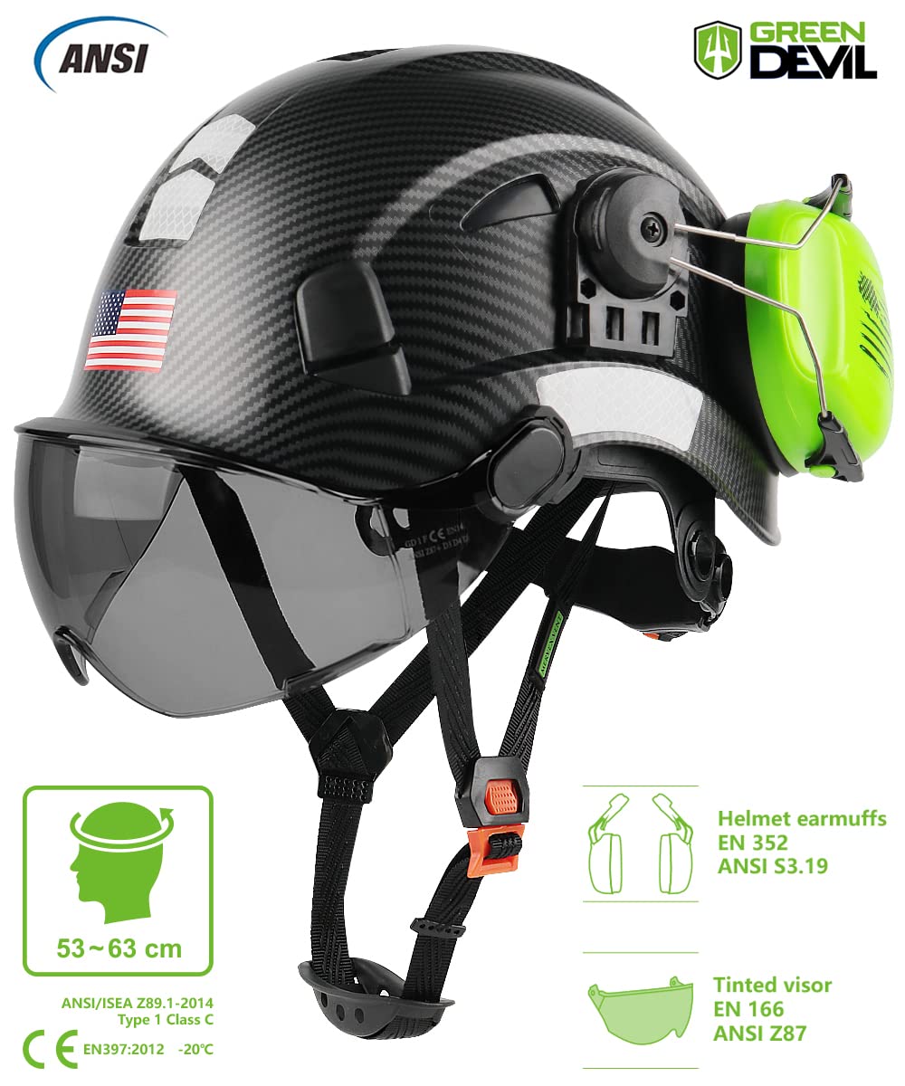 mężczyzna zakładający czarne nauszniki ochronne przed wejściem do hali