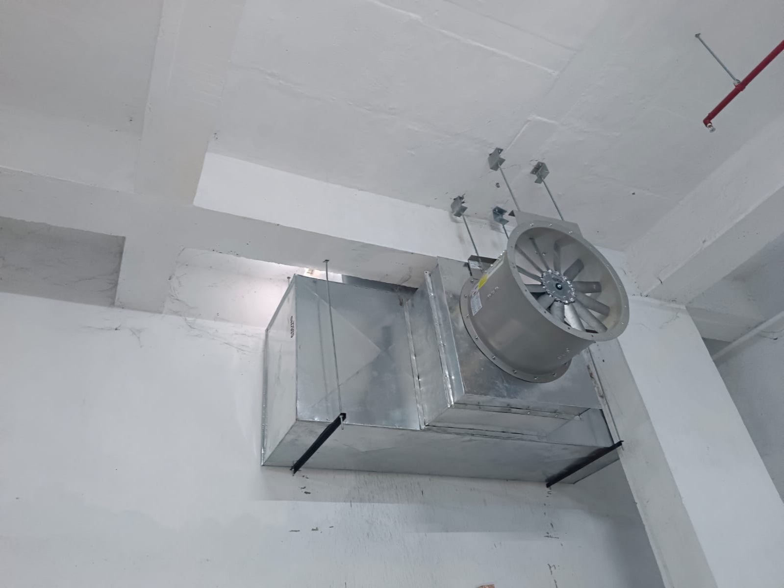 pomiar przepływu w wentylacji technik mierzy przepływ powietrza anemometrem w kanale wentylacyjnym