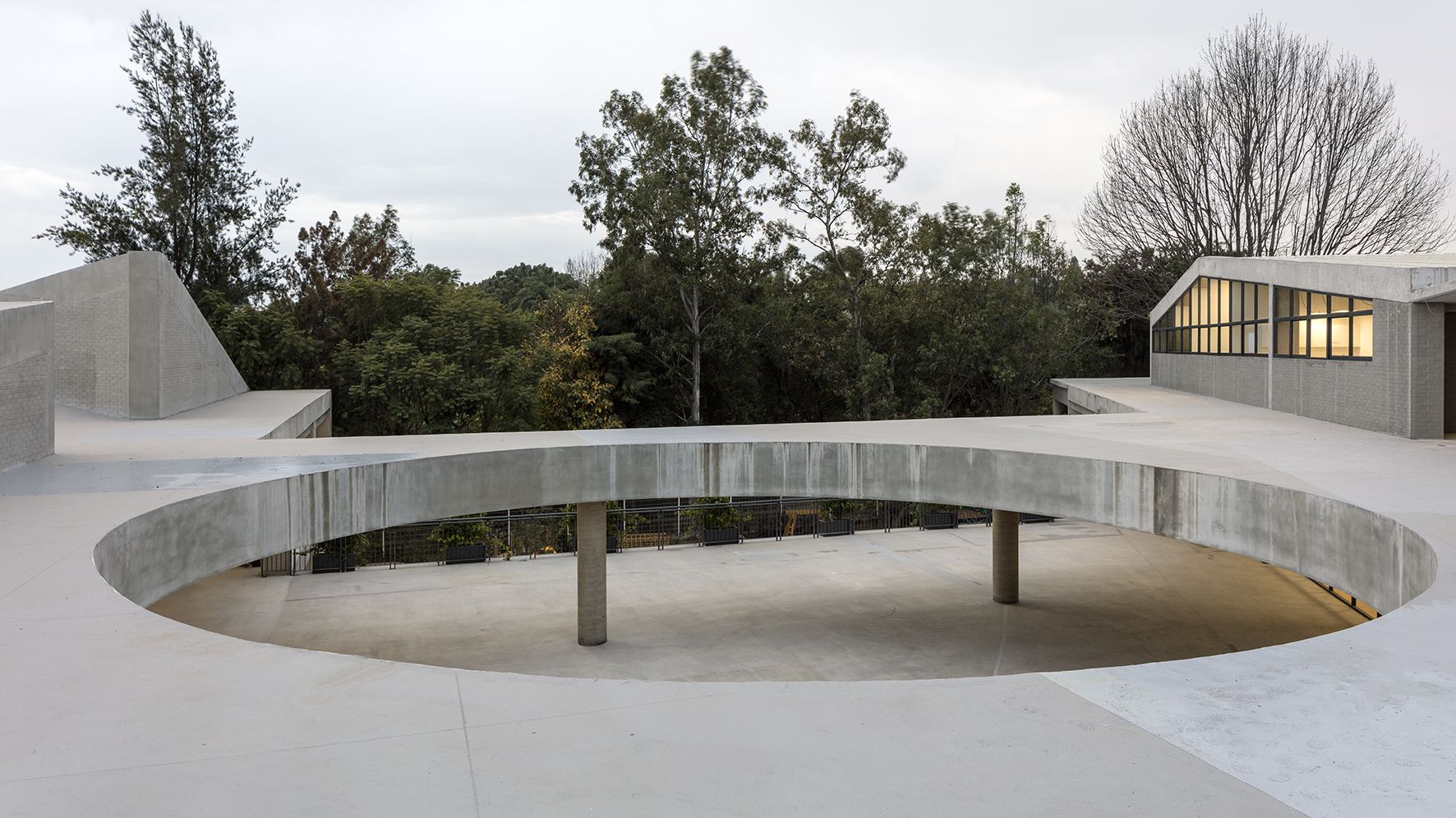 Schody z betonu architektonicznego na zewnątrz Schody zewnętrzne z betonu architektonicznego o chropowatej antypoślizgowej powierzchni w parku