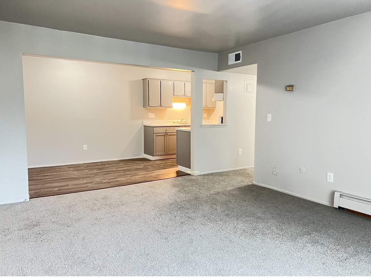 wilgotne plamy i odbarwienia na tynku przy oknie w łazience