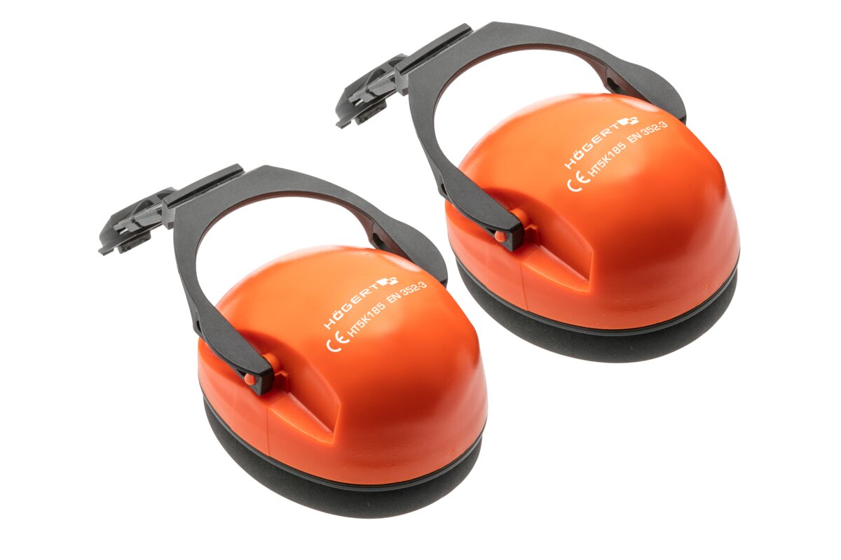 robotnik budowlany w kasku i żółtych nausznikach na placu budowy