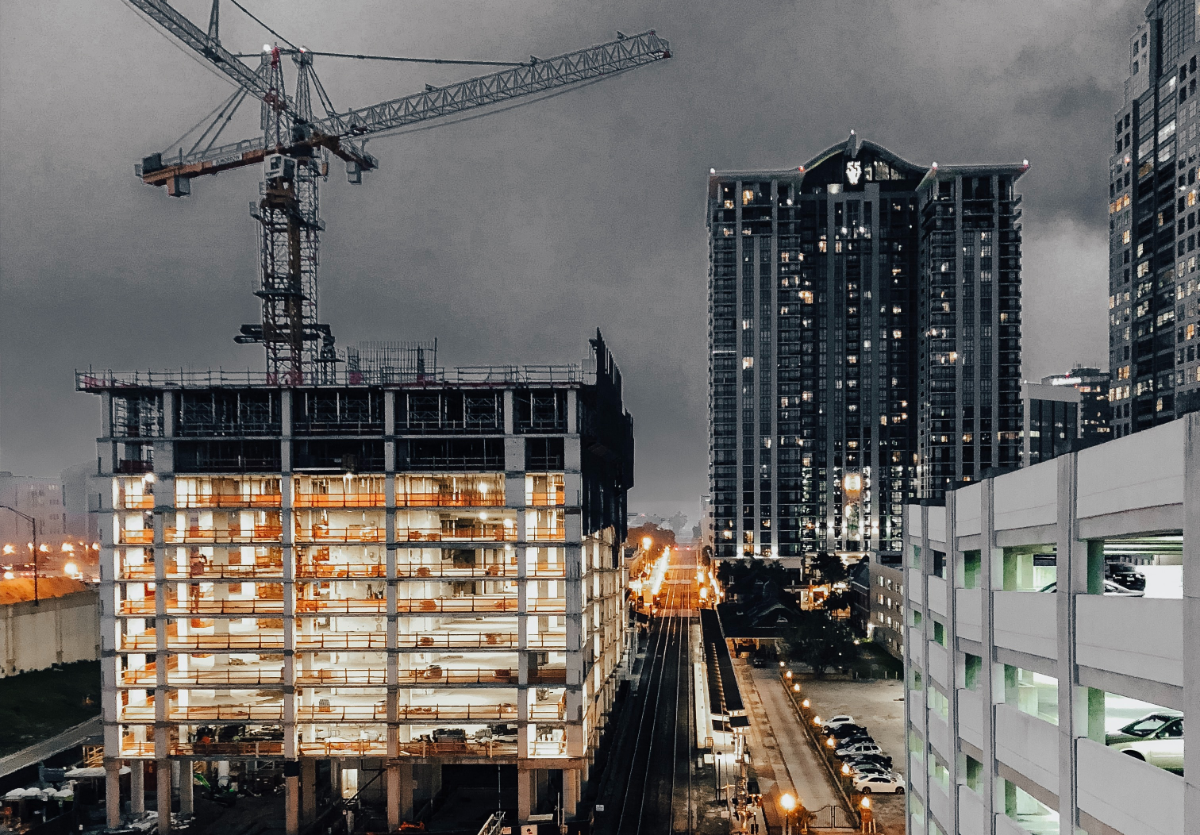 architekt edytujący parametry modelu budynku w oprogramowaniu BIM na laptopie