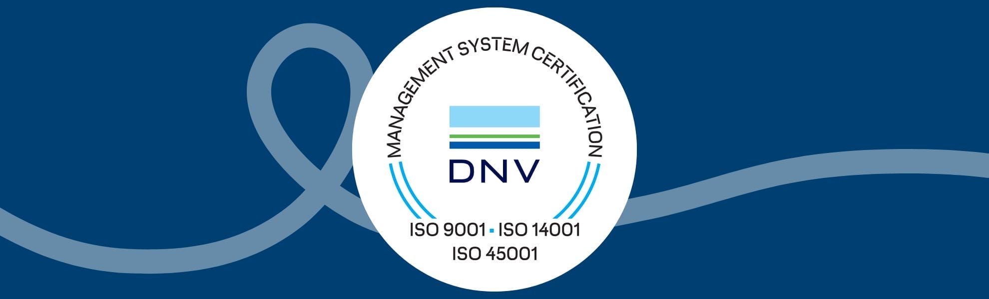 pracownica pakująca świeże warzywa w sterylne opakowania na linii montażowej