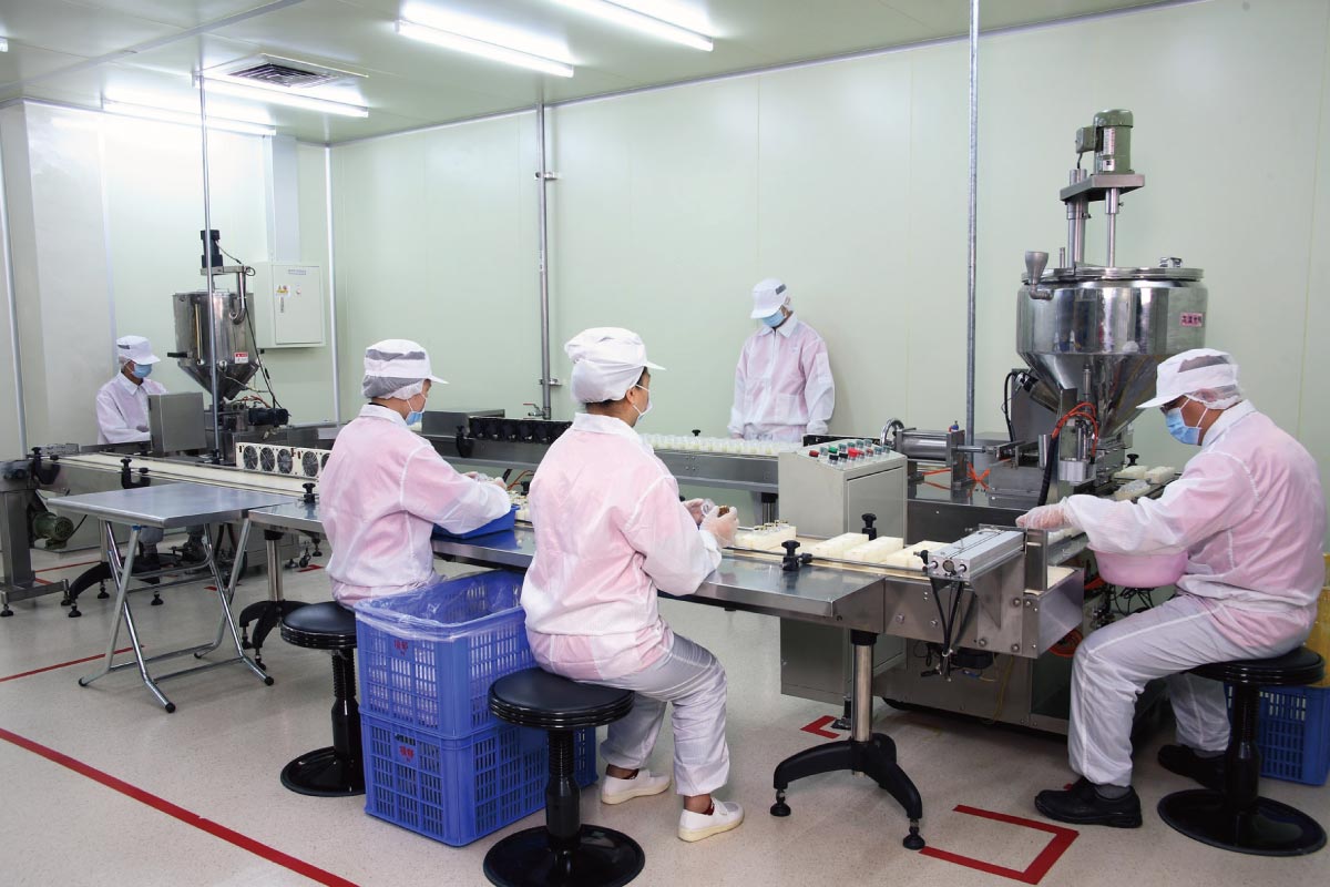 napełnianie butelek w produkcji kosmetycznej GMP maszyna automatycznie napełnia butelki płynem do mycia twarzy na taśmie