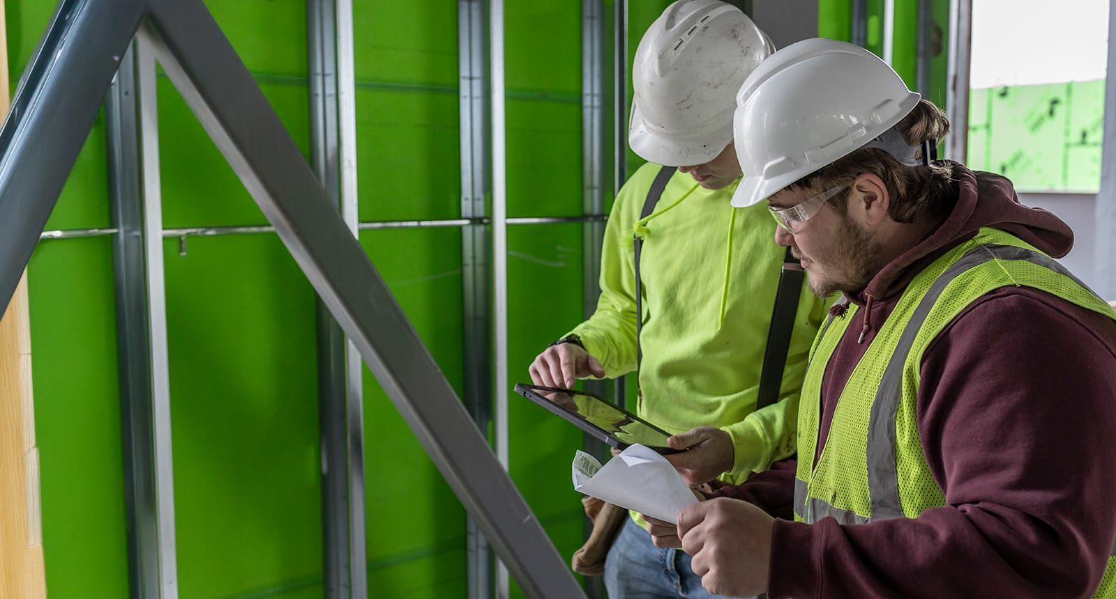 ekran komputera wyświetlający szczegółowy model 3D wieżowca z elementami instalacyjnymi