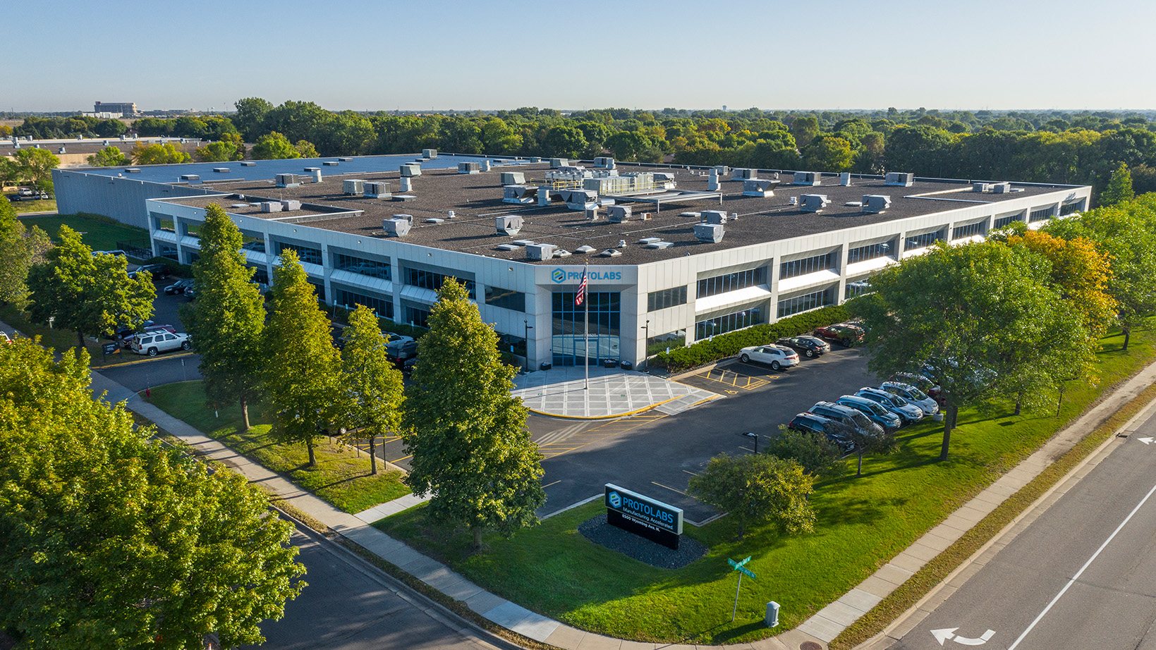 robotyczny wózek transportujący skrzynie części w magazynie automotive