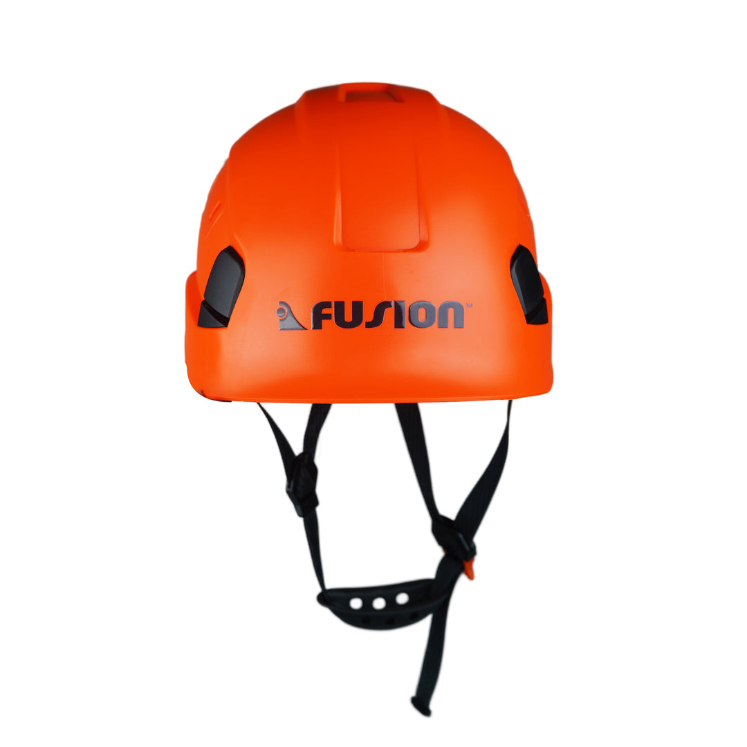 robotnik zakładający kask ochronny z podbródkiem na głowę w hali produkcyjnej