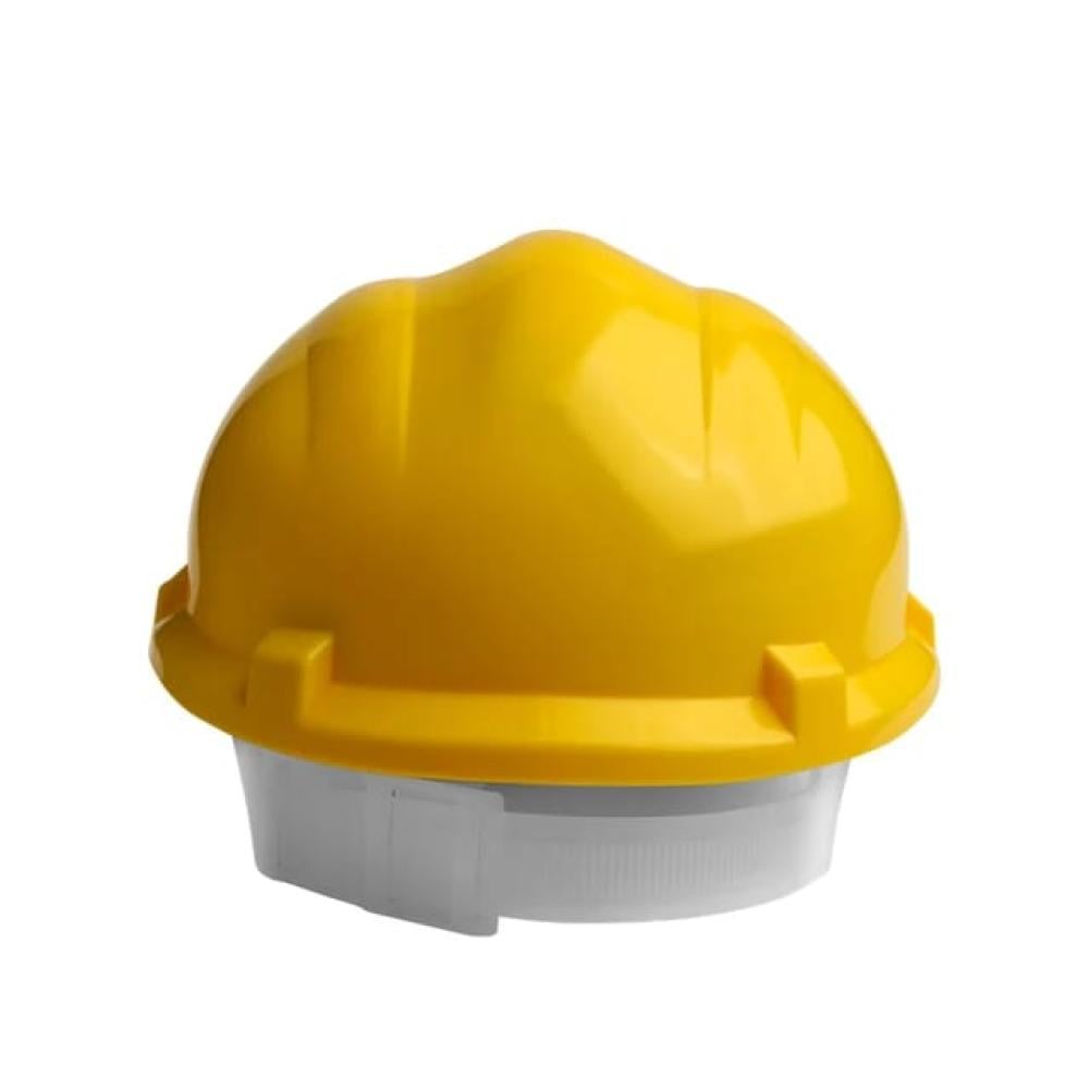 kilka kasków ochronnych w różnych kolorach ustawionych na stole warsztatowym