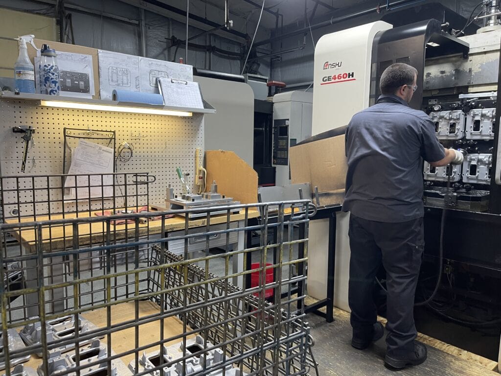 nowy srebrny sedan zjeżdżający z taśmy produkcyjnej w fabryce