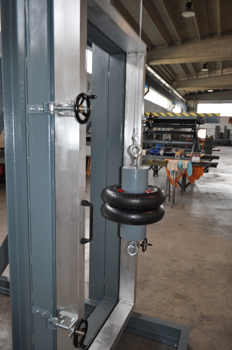 mały biały worek piasku na łańcuchu pendeluma przed uderzeniem w szkło