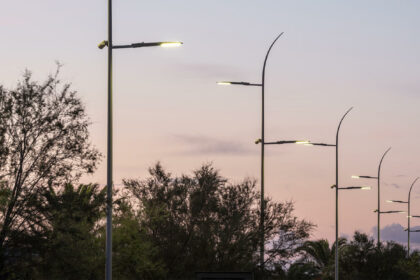 nocna ulica z latarniami LED równomiernie oświetlającymi jezdnię i chodniki