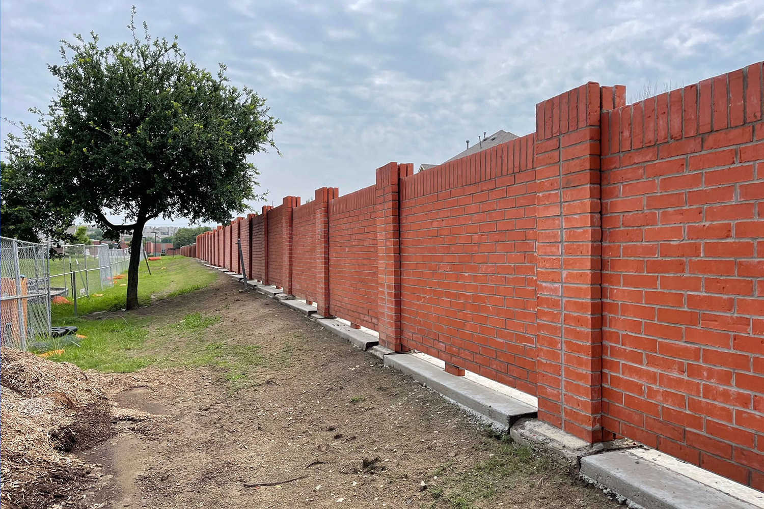 mieszenie zaprawy murarskiej w betoniarce na placu budowy