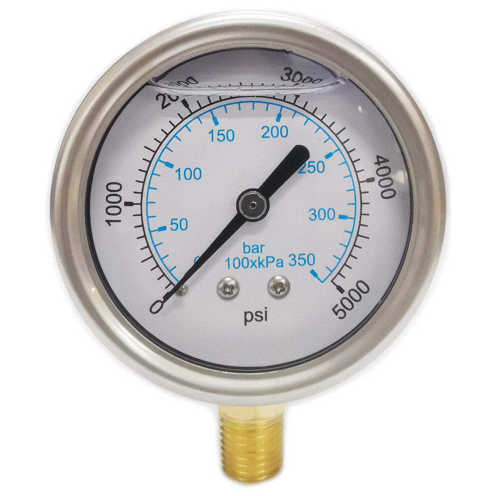 ręce majstra instalują regulator ciśnienia przy rurze wodnej